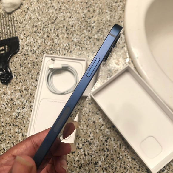 iPhone 12 - Picture 5 of 6